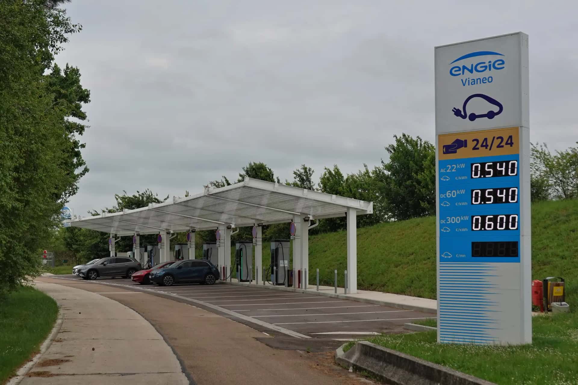 Totem d'une station de recharge sur une aire d'autoroute française, qui affiche le prix du kWh selon la puissance de la borne