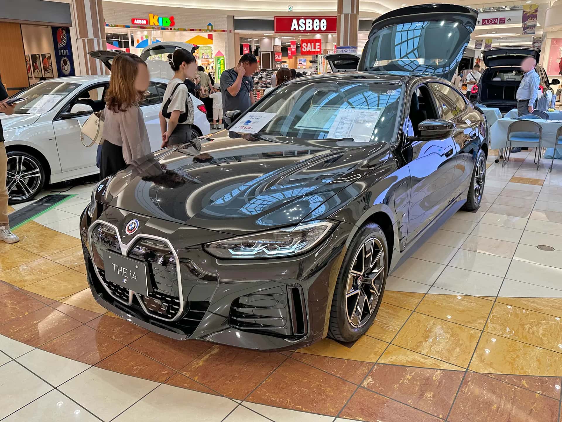 Vue de face de la BMW i4 eDrive35 M Sport, berline électrique premium restylée
