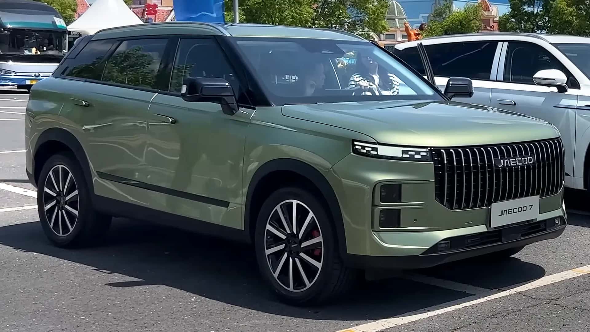 Vue de face du Jaecoo 7, SUV hybride rechargeable chinois commercialisé en France