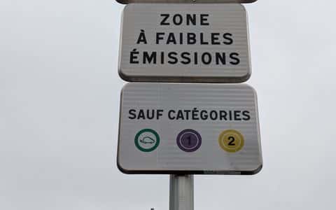 Panneau routier signalant l'entrée dans la zone à faibles émissions de Lyon
