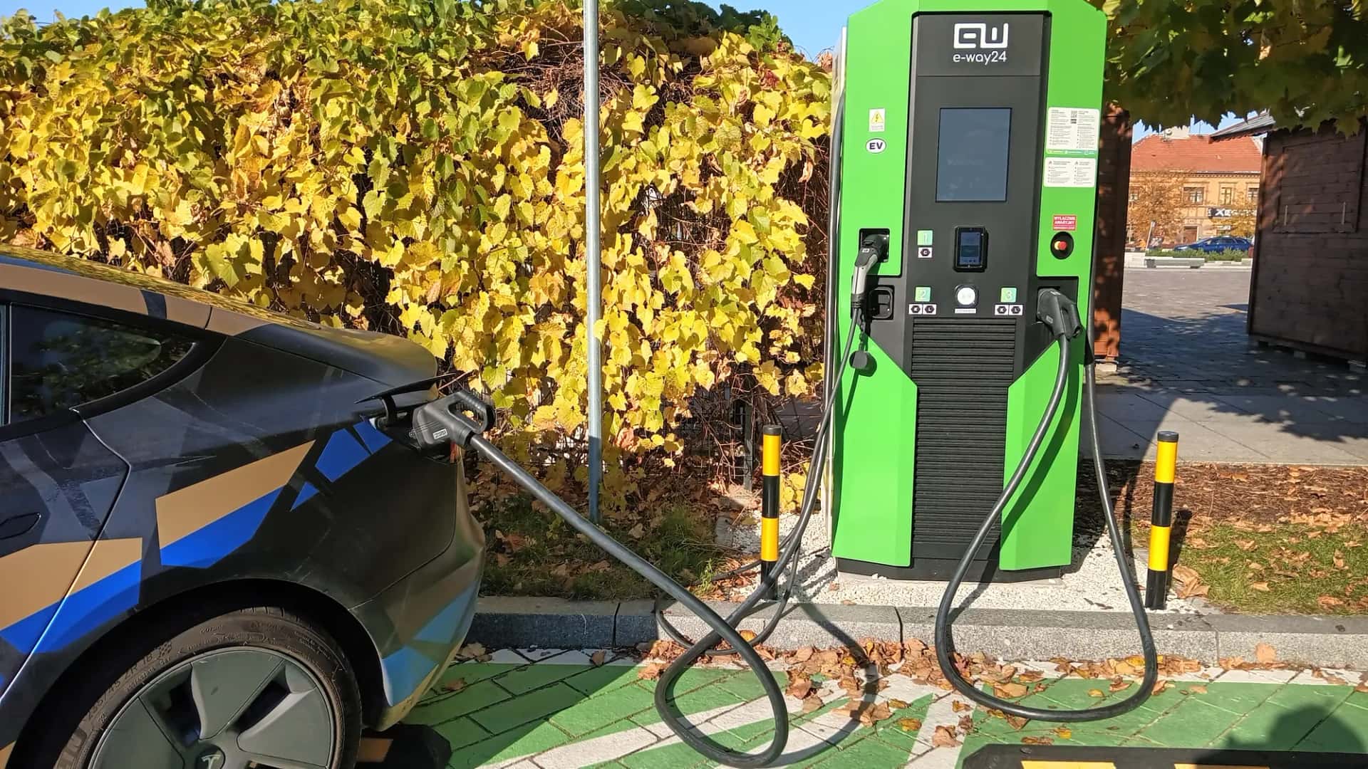 Tesla Model 3 en charge sur une borne publique de recharge électrique
