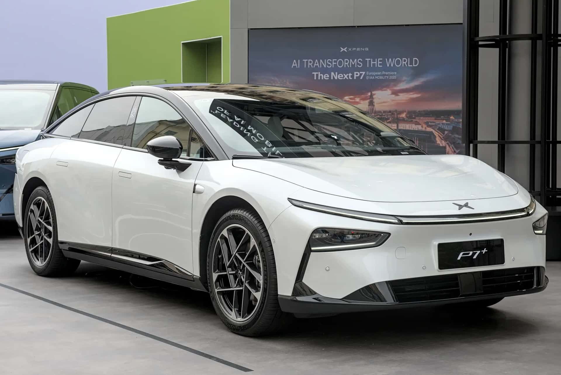 Vue extérieure du Xpeng P7+, berline fastback électrique, présentée à l'IAA 2025